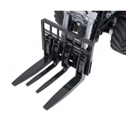 Červený R/C traktor s turbínou